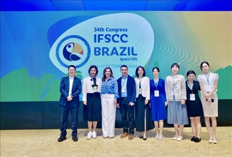 百雀羚集團(tuán)高層與研發(fā)團(tuán)隊(duì)。受訪方供圖