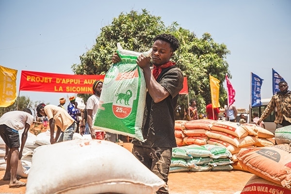 村民們興高采烈地把種子和化肥搬回家。中鐵資源供圖