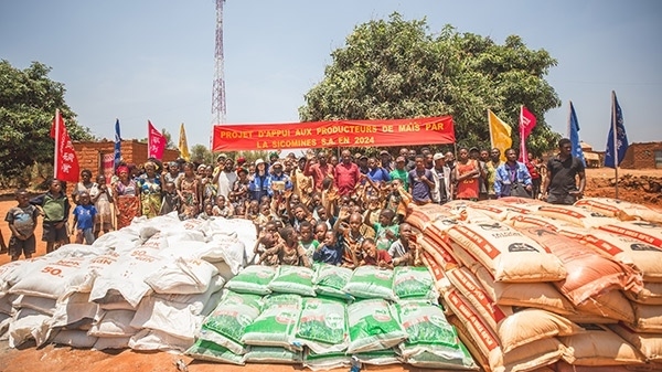 華剛礦業(yè)向當(dāng)?shù)鼐栀?zèng)種子化肥儀式現(xiàn)場(chǎng)。中鐵資源供圖