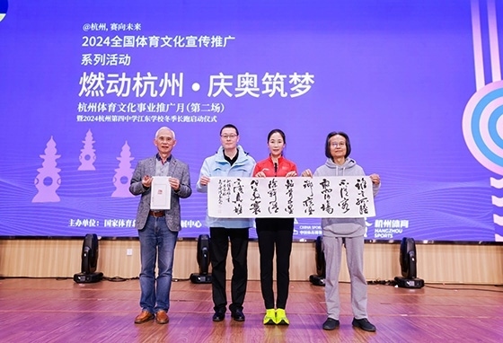 王麗萍與藝術(shù)家們共同創(chuàng)作主題作品。主辦方供圖