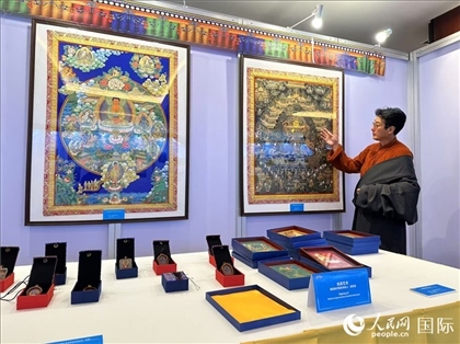 熱貢藝術(shù)國家級(jí)代表性傳承人夏吾角向嘉賓介紹作品。人民網(wǎng)記者 簡(jiǎn)承淵攝