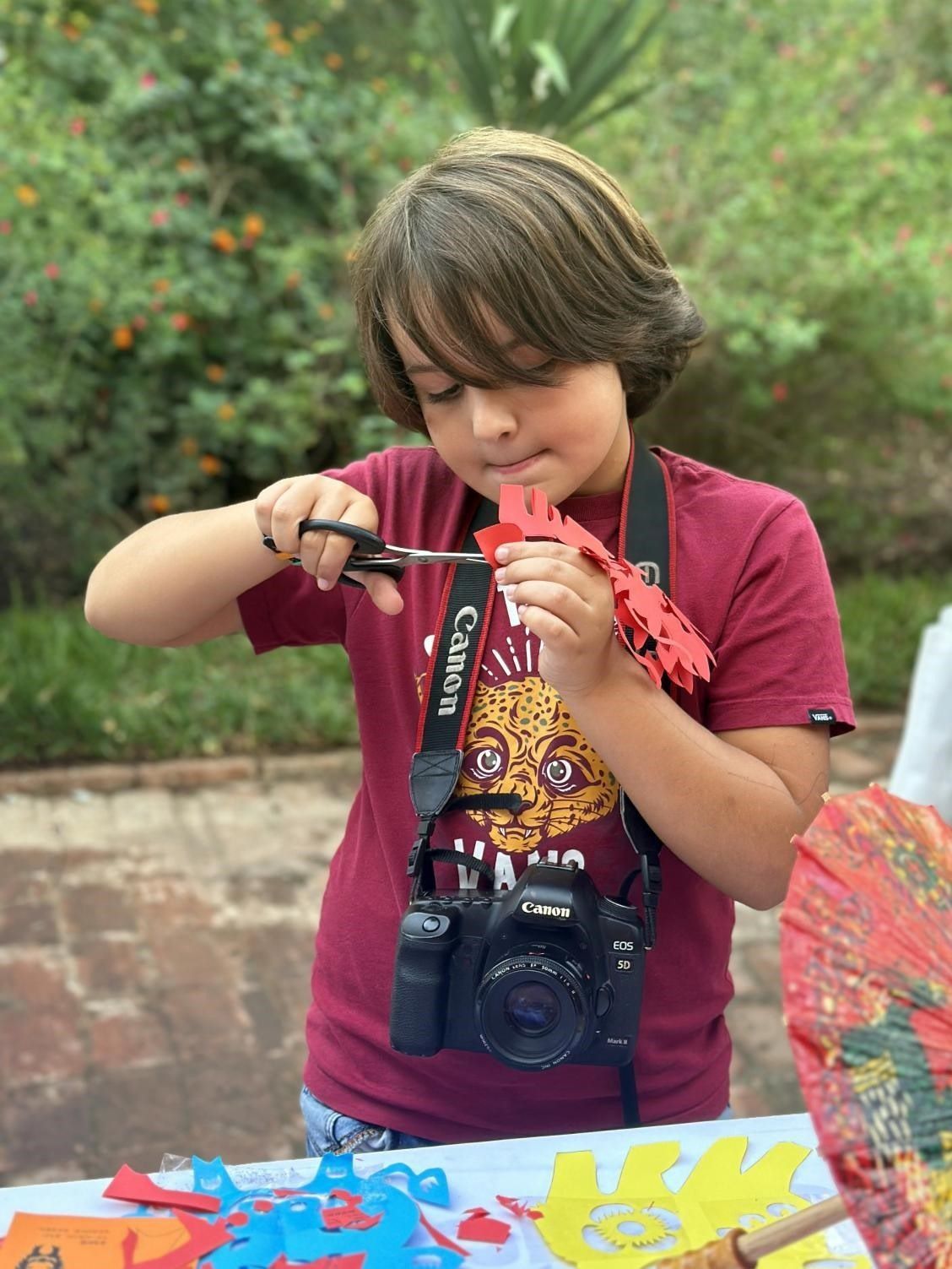 專心致志學剪紙。拉巴特中國文化中心供圖