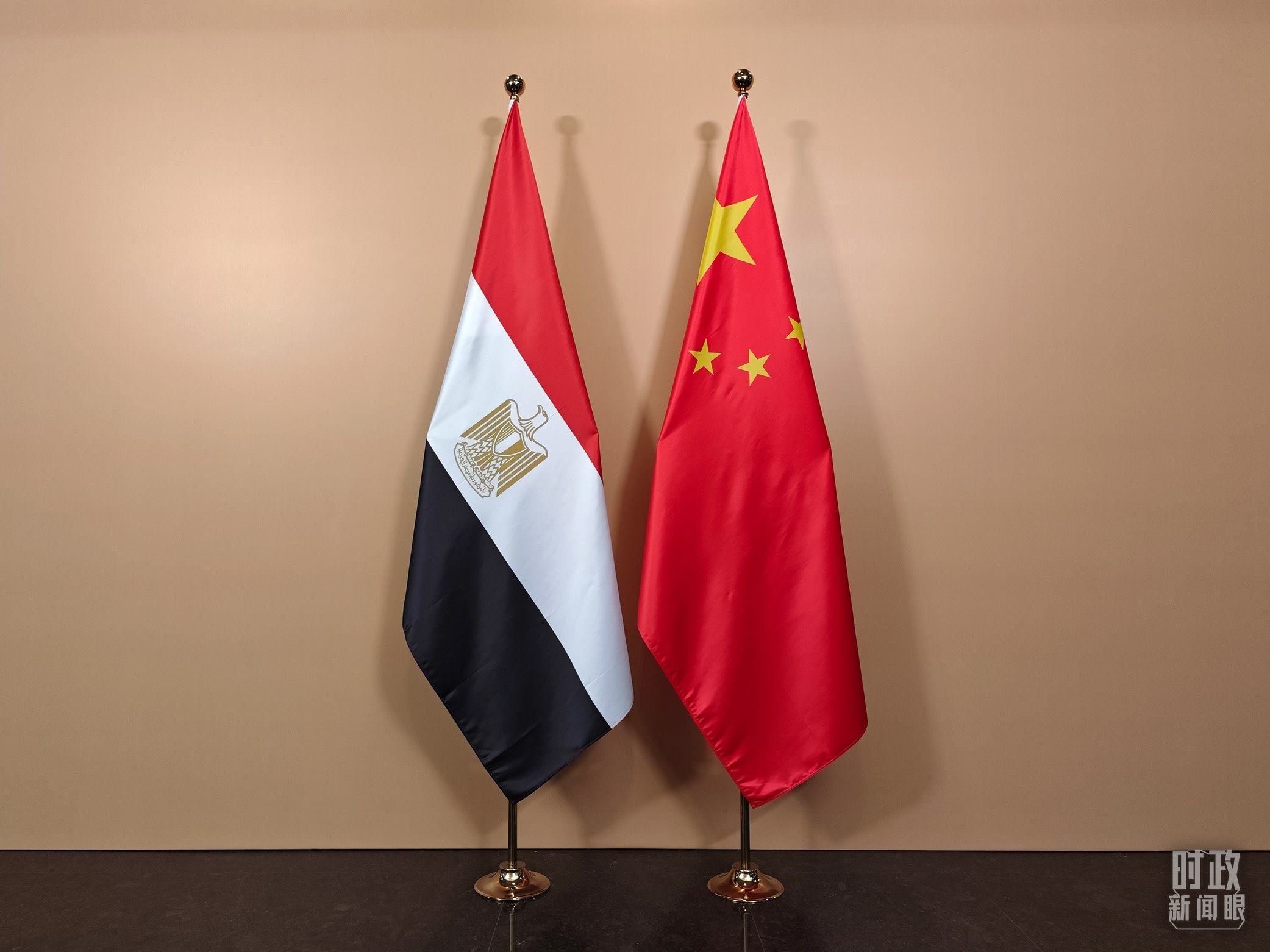 △ 會見廳外的中國埃及兩國國旗。（總臺央視記者彭漢明拍攝）