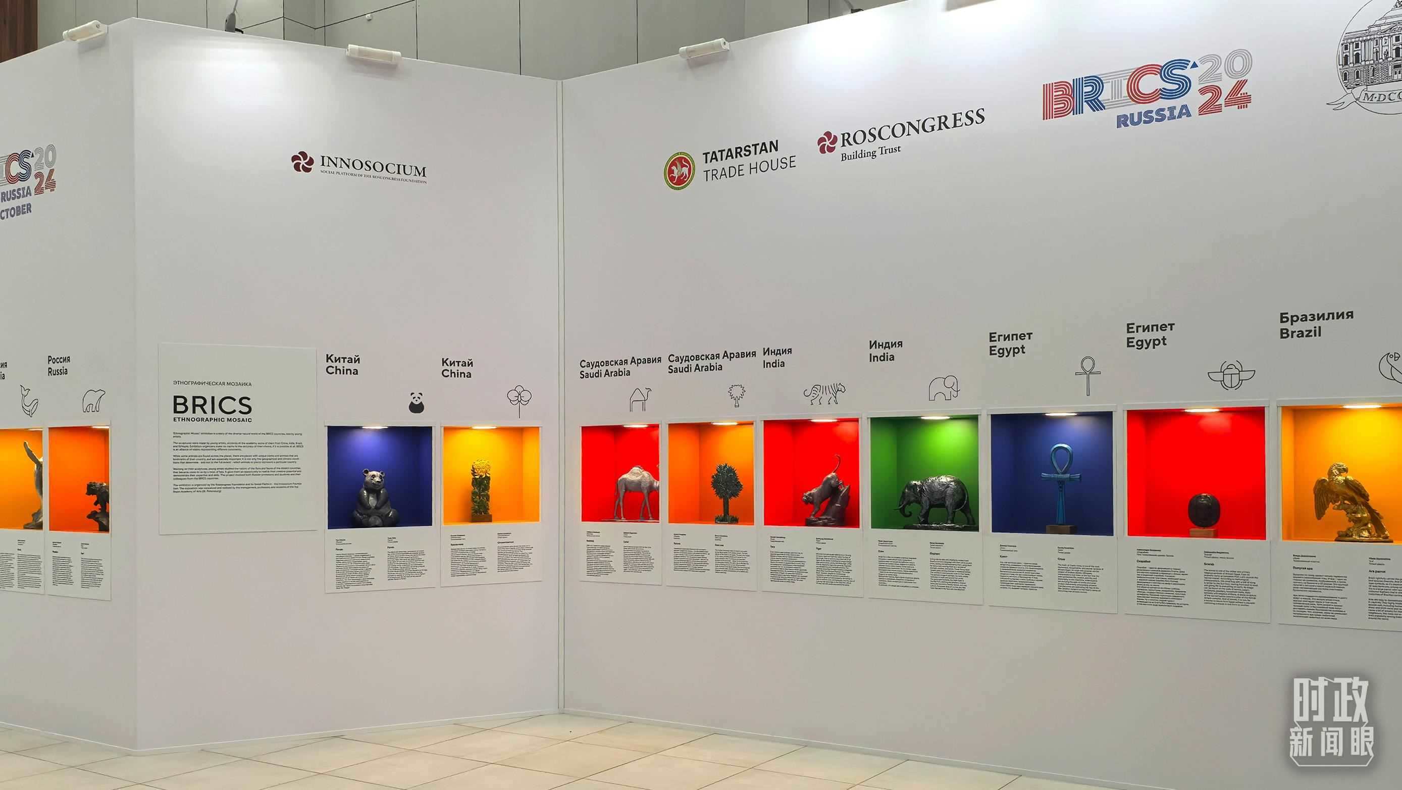 △ 喀山會展中心內(nèi)展示的金磚國家工藝品。（總臺央廣記者潘毅拍攝）