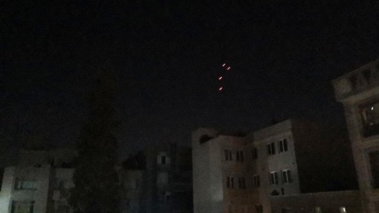  這是10月26日4點(diǎn)50分左右拍攝的德黑蘭市區(qū)。當(dāng)?shù)貢r(shí)間26日凌晨，新華社記者在伊朗首都德黑蘭多次聽到爆炸聲。新華社記者姚兵攝