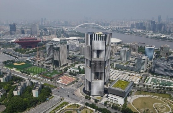 位于中國上海浦東新區(qū)世博園區(qū)的金磚國家新開發(fā)銀行總部大樓（2022年6月17日攝，無人機(jī)照片）。新華社記者方喆攝