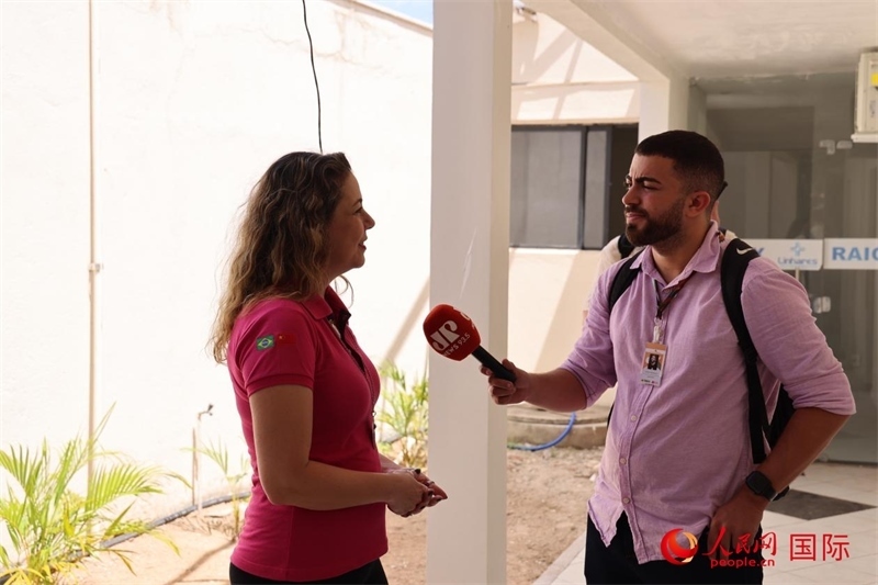 國網(wǎng)巴電文化中心負責人達尼埃拉·帕戈托接受參加聯(lián)合采訪團的巴西記者采訪。 人民網(wǎng)記者 時元皓攝