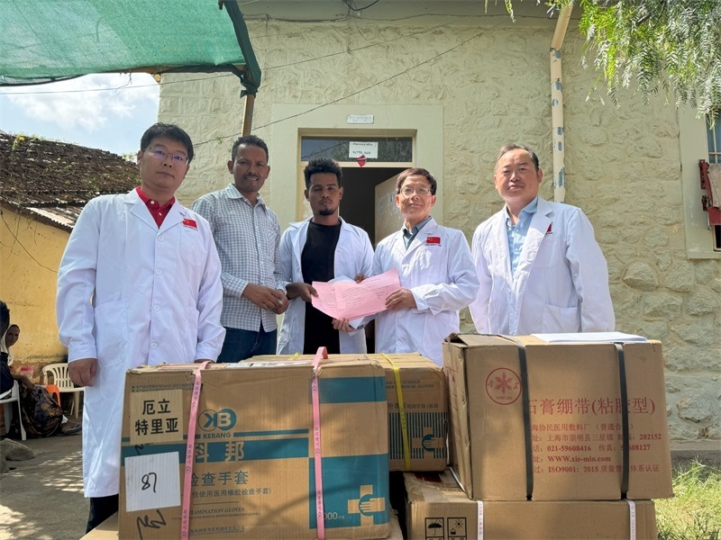 中國醫(yī)療隊(duì)向科倫醫(yī)院捐贈藥品和醫(yī)療物資。中國第17批援厄立特里亞醫(yī)療隊(duì)供圖