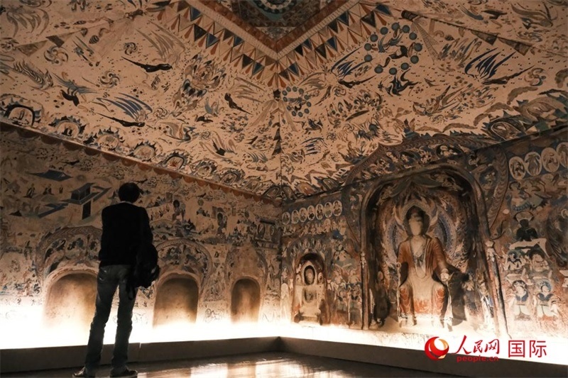 觀眾仿佛置身于數(shù)字復(fù)原的敦煌第285窟。人民網(wǎng)記者 尚凱元攝 