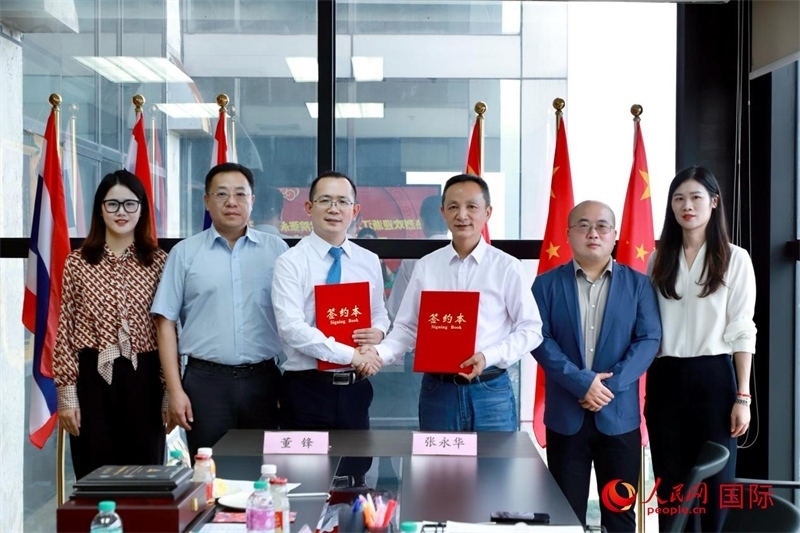 會談現(xiàn)場。左三為泰中僑商聯(lián)合會副主席董峰；右三為浙江大學光華法學院黨委書記張永華。人民網(wǎng)記者 簡承淵攝