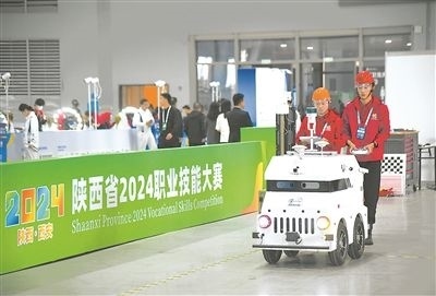 參賽選手在陜西省2024職業(yè)技能大賽新能源汽車(chē)智能化技術(shù)賽項(xiàng)比賽中。新華社記者 張博文攝