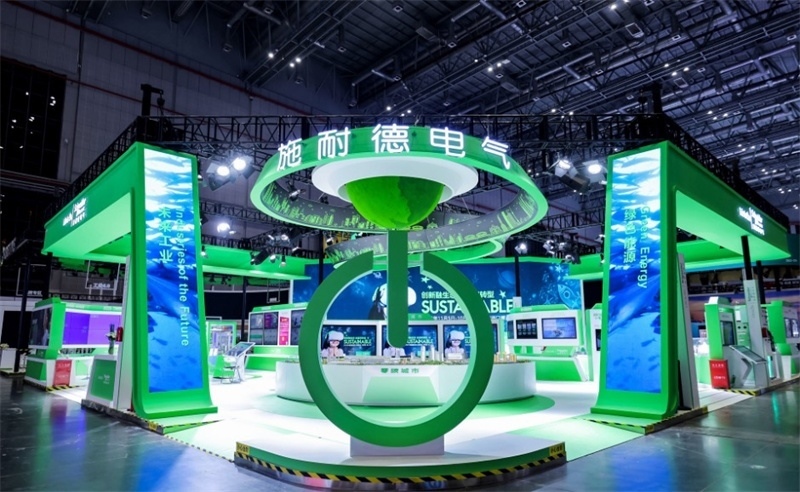 2023年，施耐德電氣在第六屆中國(guó)國(guó)際進(jìn)口博覽會(huì)現(xiàn)場(chǎng)。施耐德電氣供圖