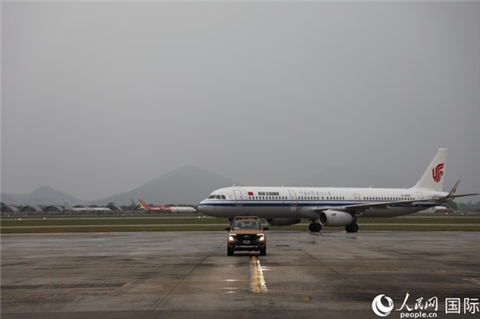 國航上?！觾?nèi)首班飛機(jī)抵達(dá)河內(nèi)內(nèi)排機(jī)場。人民網(wǎng)記者 楊曄攝