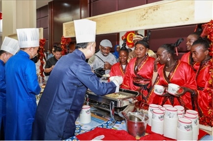 恩賈梅納大學(xué)孔子學(xué)院的學(xué)生們對中國餃子情有獨鐘。主辦方供圖