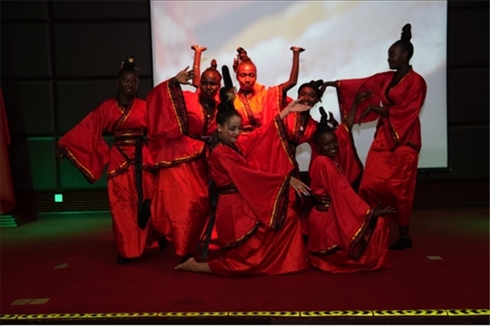 孔子學(xué)院的學(xué)生表演中國舞《昭君出塞》。主辦方供圖