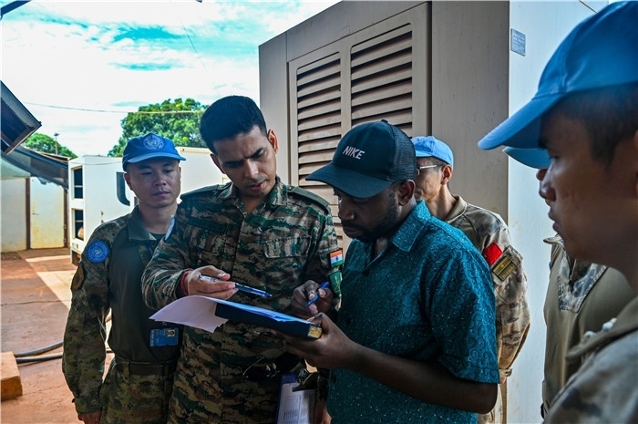 核查發(fā)電設備。鄧原淘攝