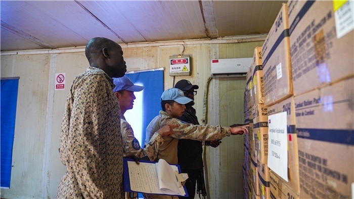 圖7.檢查給養(yǎng)物資。馬騫攝