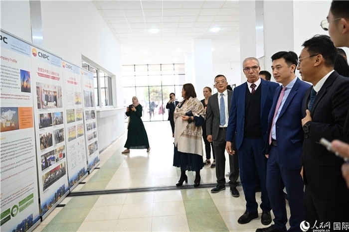 中企向阿爾及利亞大學捐贈電教設備圖片展。人民網(wǎng)記者 郝瑞敏攝