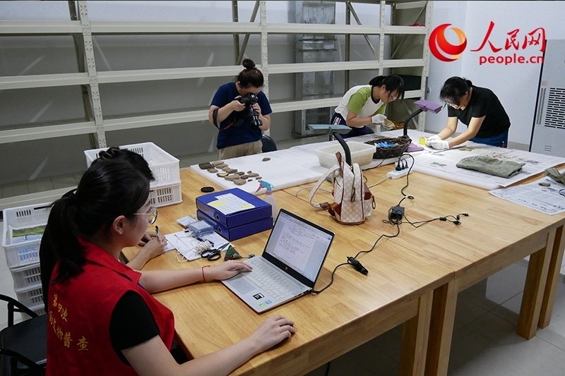 普查隊(duì)員們正在庫(kù)房?jī)?nèi)工作。人民網(wǎng)記者 韋衍行攝