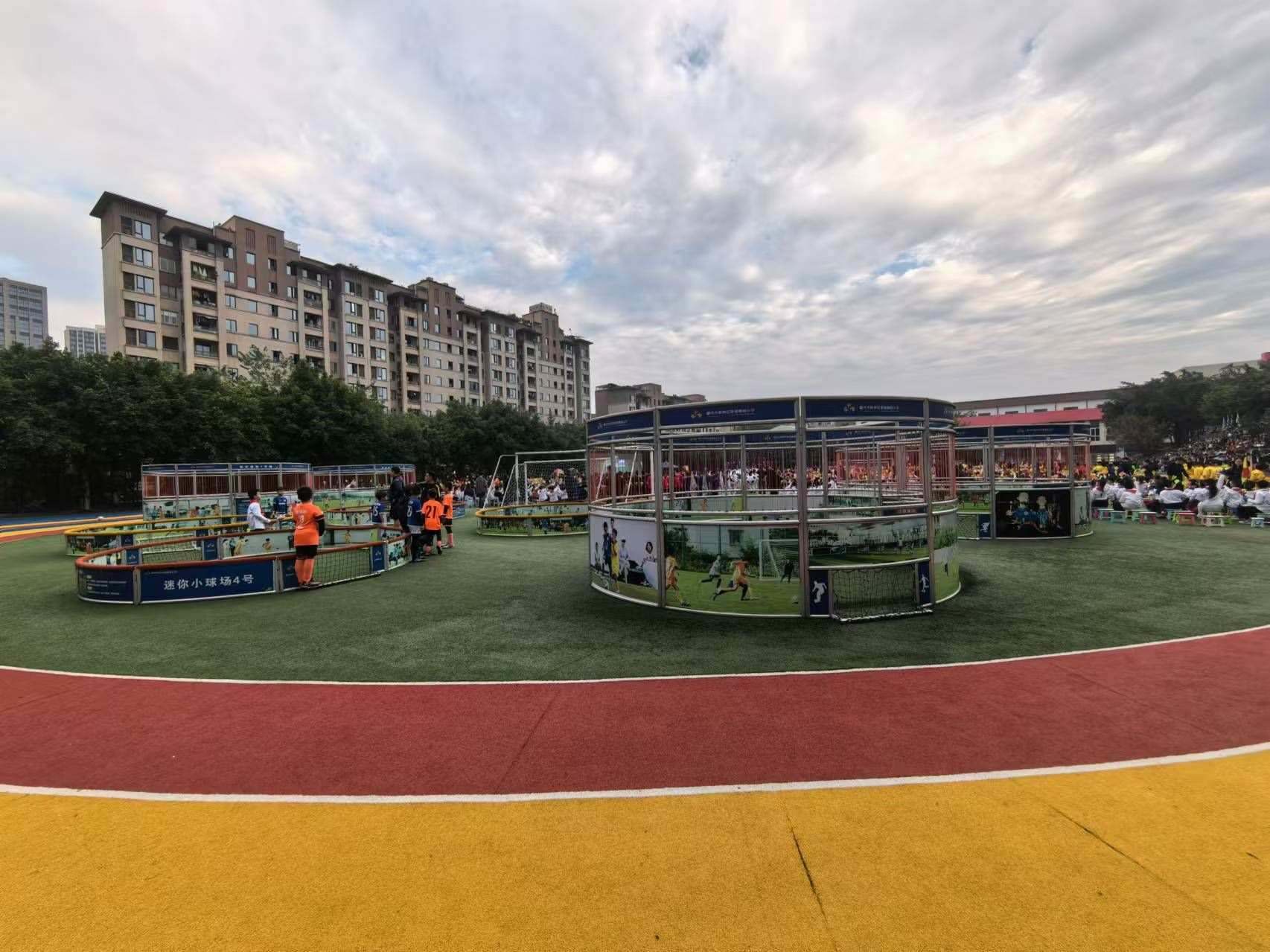 珊瑚魯能小學(xué)里的迷你足球場(chǎng)。 人民網(wǎng)記者 楊磊攝