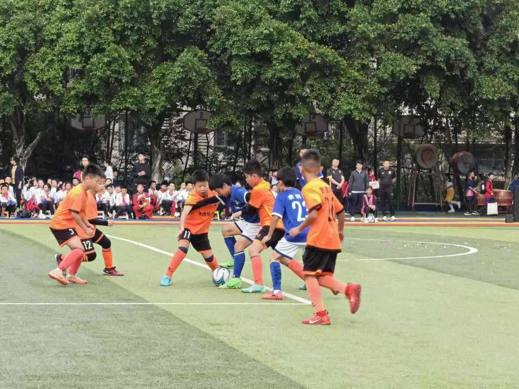 珊瑚魯能小學(xué)的學(xué)生們?cè)谶M(jìn)行足球比賽。 人民網(wǎng)記者 楊磊攝