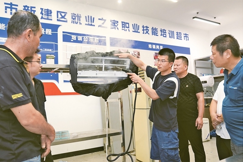 黨的二十屆三中全會強調(diào)，要健全終身職業(yè)技能培訓(xùn)制度。圖為2024年9月12日一位老師在給學(xué)員進行家電清洗技術(shù)培訓(xùn)。 新華社記者 萬象/攝