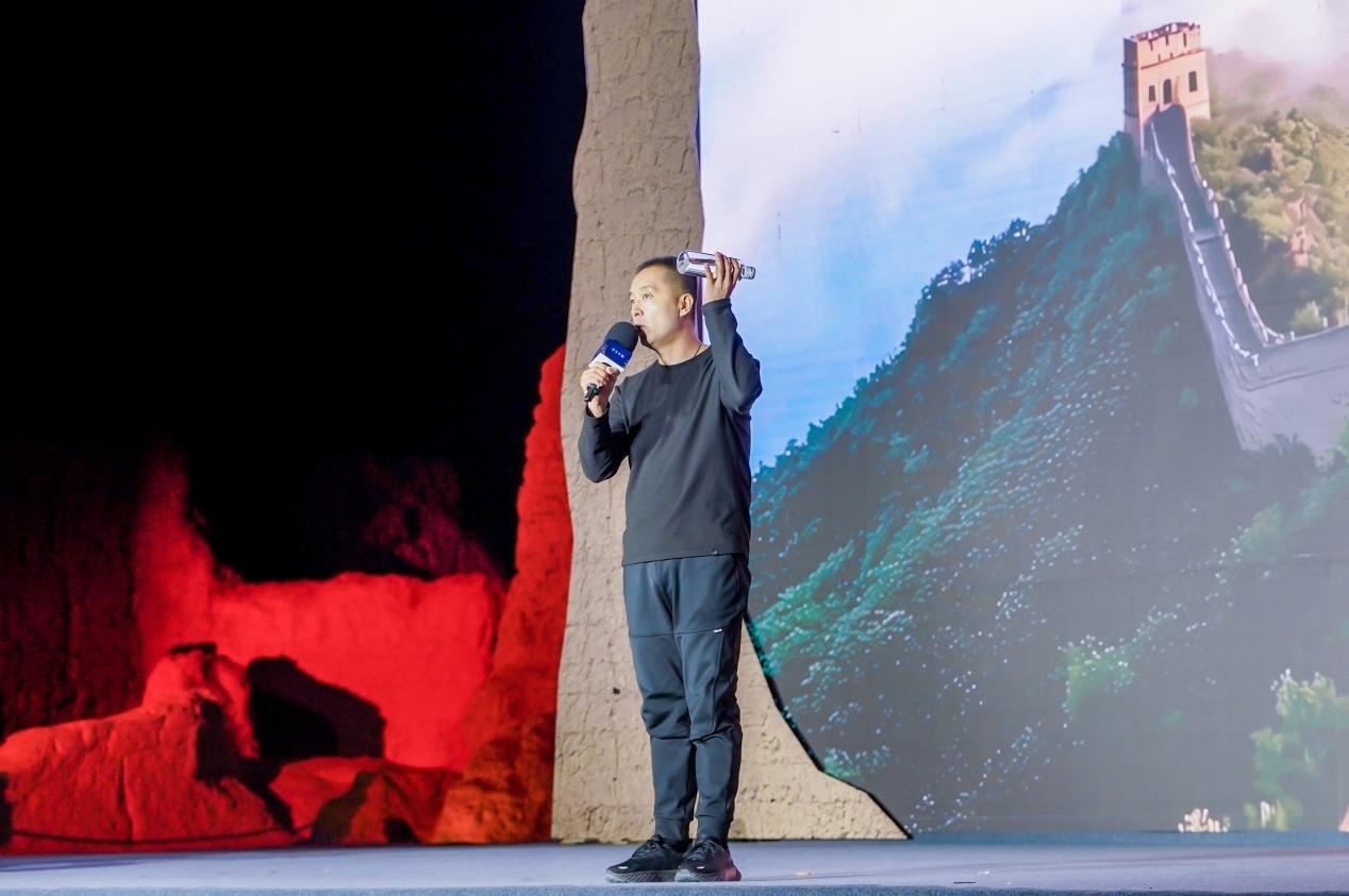 李剛在“何以中國(guó)·五星出東方”網(wǎng)絡(luò)主題宣傳活動(dòng)現(xiàn)場(chǎng)演講。人民視頻供圖