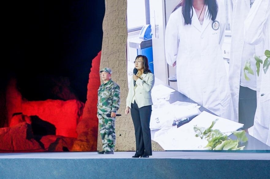 吳翠云（右一）在“何以中國(guó)·五星出東方”網(wǎng)絡(luò)主題宣傳活動(dòng)現(xiàn)場(chǎng)演講。人民視頻供圖