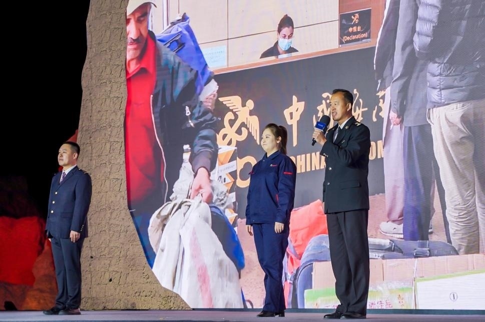 張曉波（右一）在“何以中國(guó)·五星出東方”網(wǎng)絡(luò)主題宣傳活動(dòng)現(xiàn)場(chǎng)演講。人民視頻供圖