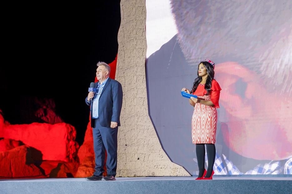 丹尼（左一）在“何以中國(guó)·五星出東方”網(wǎng)絡(luò)主題宣傳活動(dòng)現(xiàn)場(chǎng)演講。人民視頻供圖