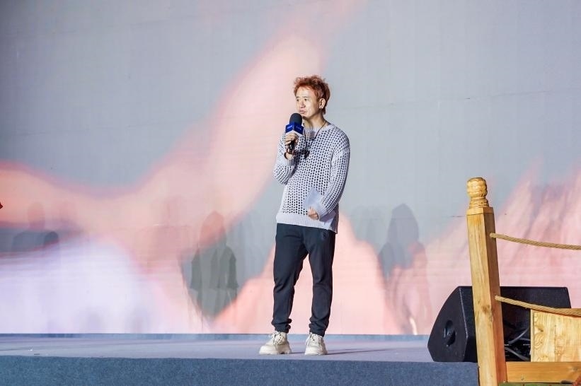 安鐘旭在“何以中國(guó)·五星出東方”網(wǎng)絡(luò)主題宣傳活動(dòng)現(xiàn)場(chǎng)演講。人民視頻供圖