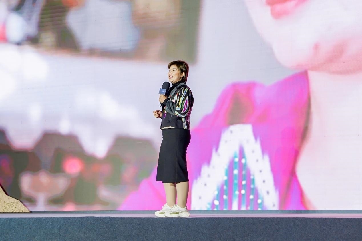 如克亞木·麥提賽地在“何以中國(guó)·五星出東方”網(wǎng)絡(luò)主題宣傳活動(dòng)現(xiàn)場(chǎng)演講。人民視頻供圖