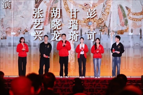 《受到召喚·敦煌》眾演員與現(xiàn)場觀眾互動交流。主辦方供圖