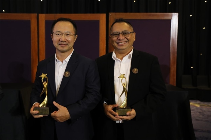 趙志剛與多迪獲獎(jiǎng)后合影。國(guó)能印尼爪哇發(fā)電公司供圖