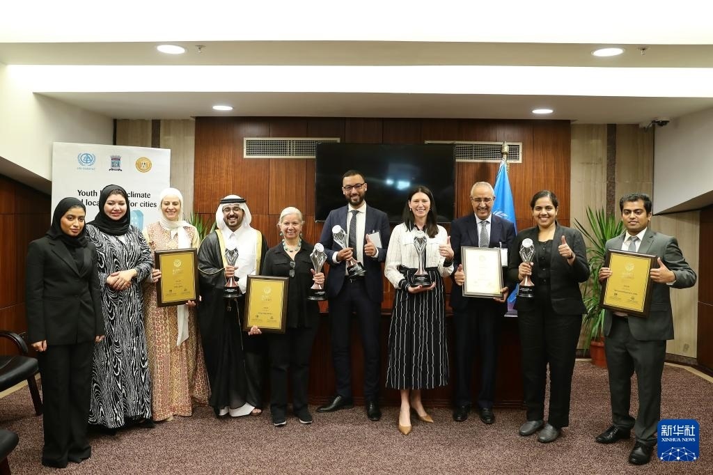 10月31日，在埃及亞歷山大，獲得第二屆全球可持續(xù)發(fā)展城市獎(jiǎng)（上海獎(jiǎng)）的城市代表合影。新華社記者 王東震 攝