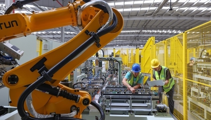 江蘇昆山，智能生產(chǎn)線上人機(jī)協(xié)同作業(yè)