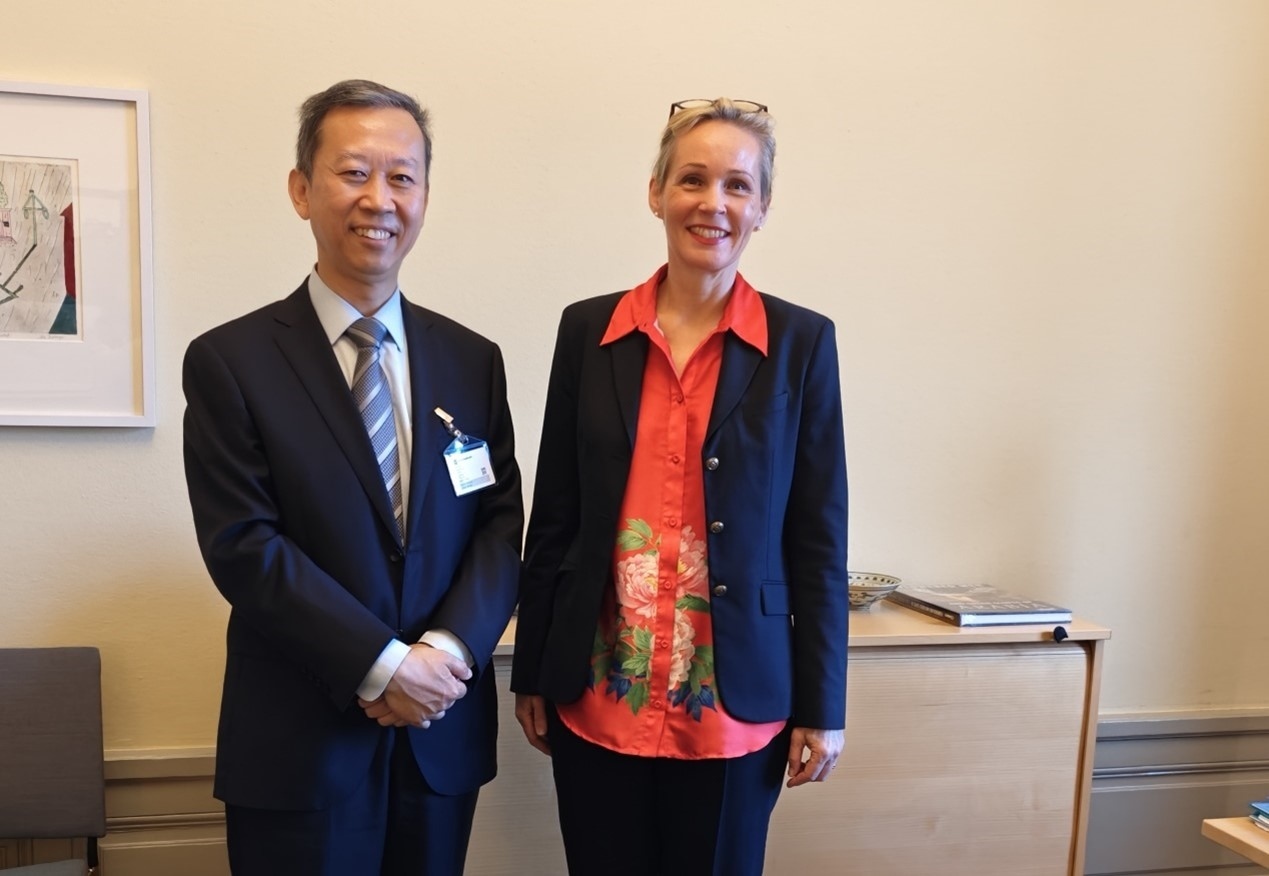 中國(guó)駐瑞典大使崔愛(ài)民會(huì)見(jiàn)瑞典外交部外貿(mào)總司長(zhǎng)米蘭德。中國(guó)駐瑞典大使館供圖