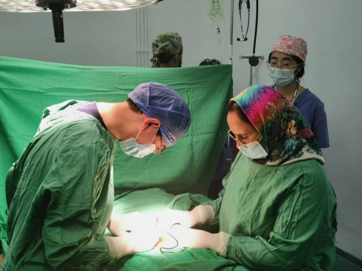 中國醫(yī)療隊員與當?shù)蒯t(yī)生合作開展手術(shù)。第196批中國援助摩洛哥醫(yī)療隊塞達特分隊供圖