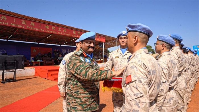 聯(lián)南蘇團(tuán)部隊(duì)司令莫漢中將為維和官兵授勛。秦貴君攝