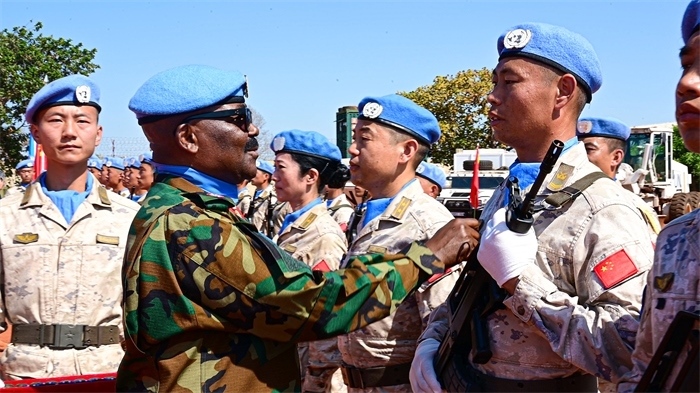 聯(lián)南蘇團(tuán)西戰(zhàn)區(qū)司令多米尼克準(zhǔn)將為維和官兵授勛。孫千攝