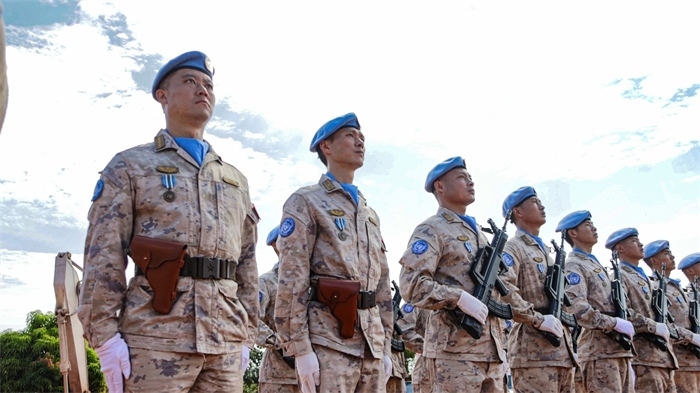 維和官兵整齊列隊(duì)。鄧原淘攝