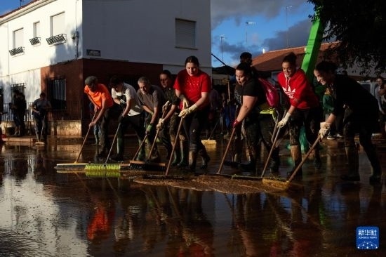 11月2日，居民在西班牙烏鐵爾清理房屋。新華社記者 孟鼎博 攝