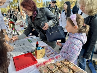 活動現(xiàn)場外賓體驗中國書法。 中國駐保加利亞大使館供圖。