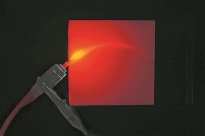 帶有彎曲通道的3D打印材料能引導(dǎo)并散射光。圖片來源：英國格拉斯哥大學(xué)