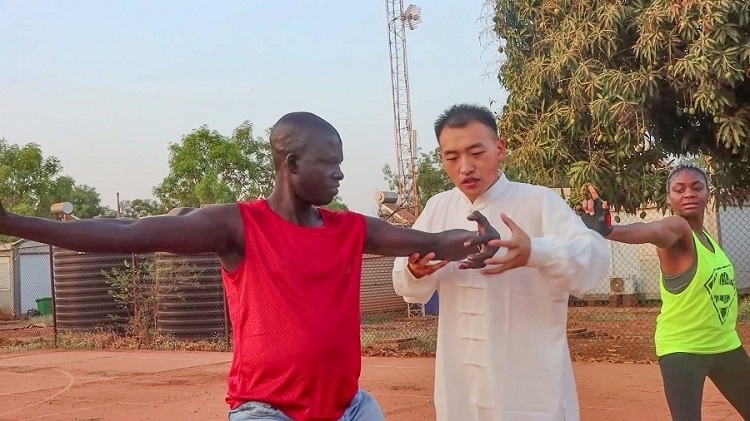 細(xì)心指導(dǎo)動(dòng)作。馬騫攝