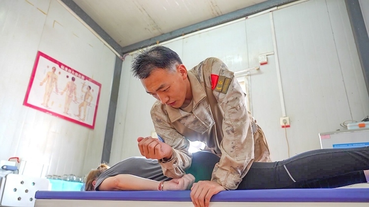 體驗(yàn)中醫(yī)推拿。王軍杰攝