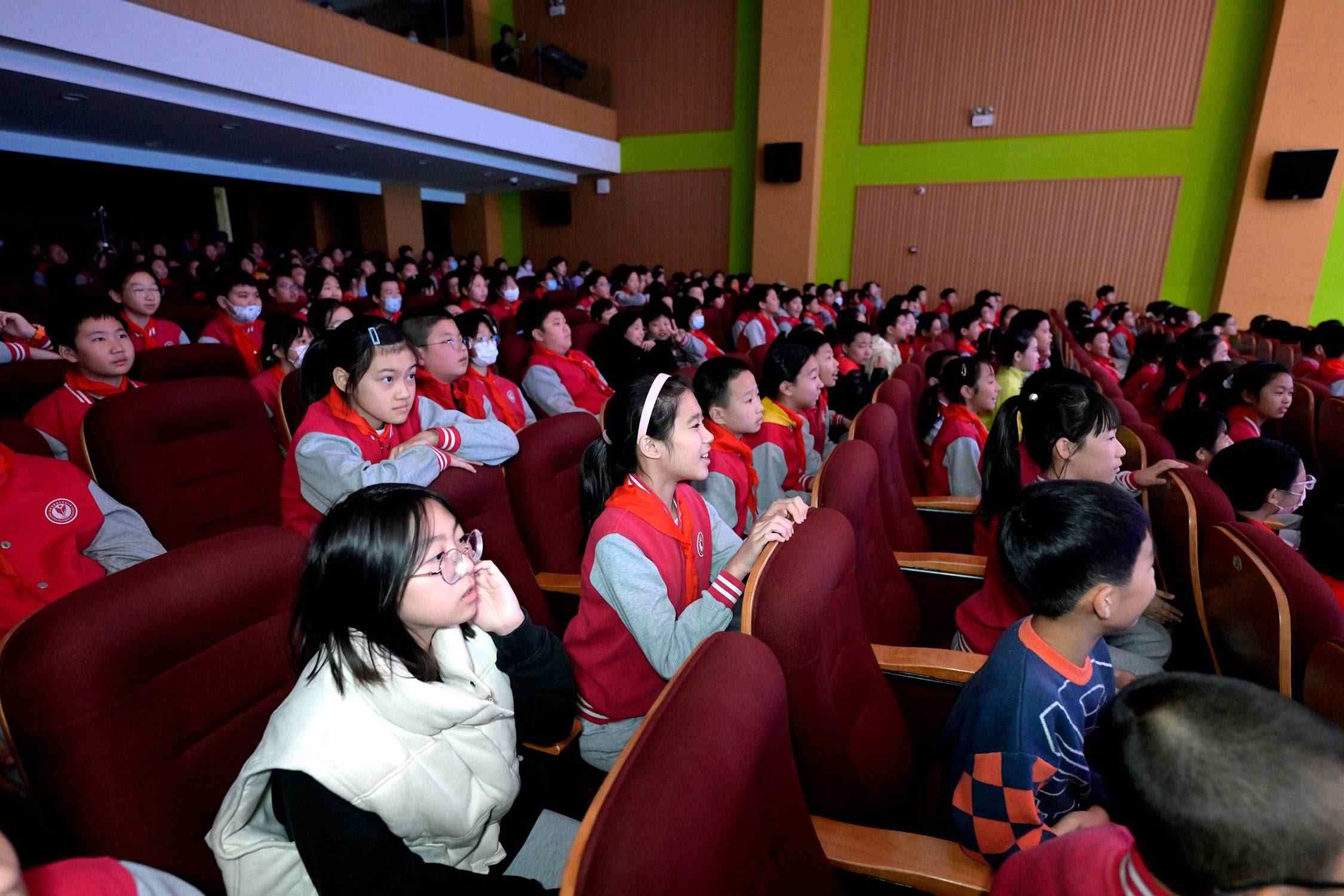 花校區(qū)學(xué)生現(xiàn)場歡呼照片。主辦方供圖