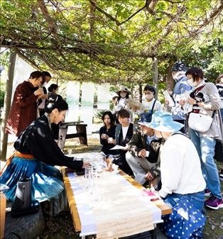 游客們在浙江體驗區(qū)品茶。