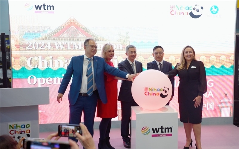 中外嘉賓為中國館開幕點(diǎn)亮水晶球。吳若鳴攝