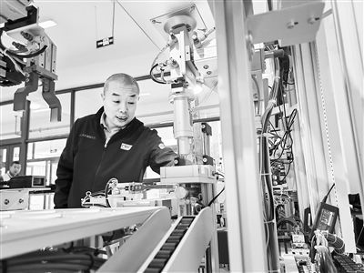 郭海青在檢查車床加工設備。 受訪者供圖